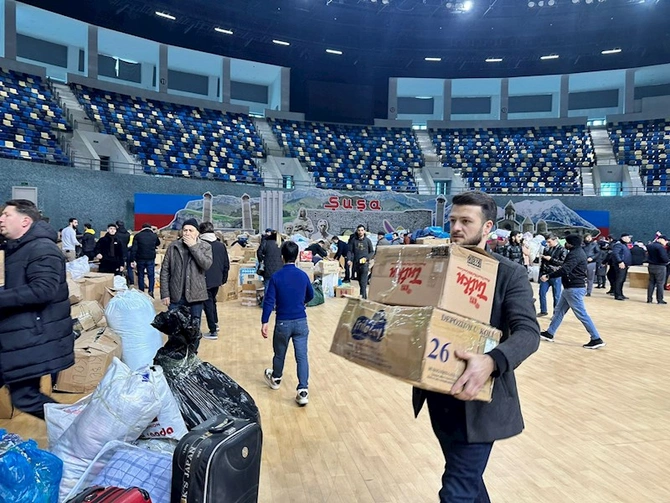 Bakıda Türkiyə üçün yardım edənlərin izdihamı — FOTOLAR