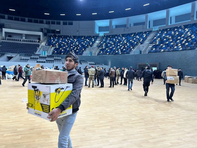 Bakıda Türkiyə üçün yardım edənlərin izdihamı — FOTOLAR