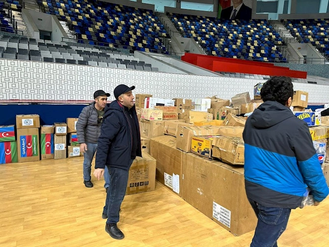 Bakıda Türkiyə üçün yardım edənlərin izdihamı — FOTOLAR