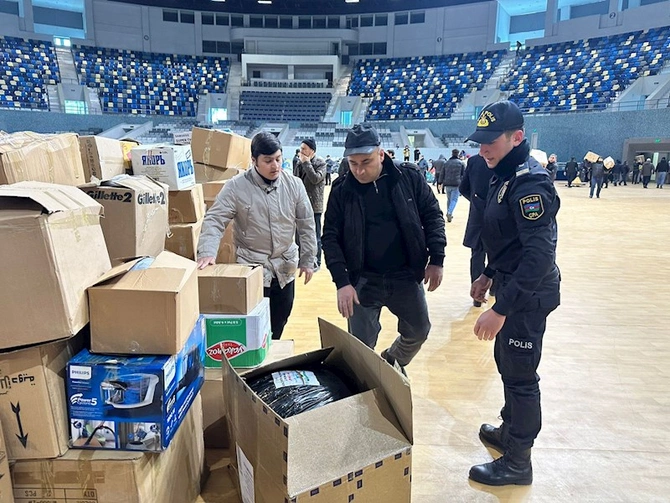 Bakıda Türkiyə üçün yardım edənlərin izdihamı — FOTOLAR