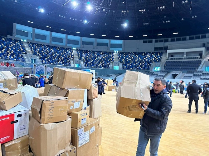 Bakıda Türkiyə üçün yardım edənlərin izdihamı — FOTOLAR