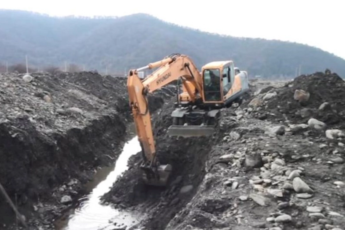 Balakəndə selə qarşı mübarizə tədbirləri görülür, suvarma kanalına beton üzlük çəkilir — FOTO