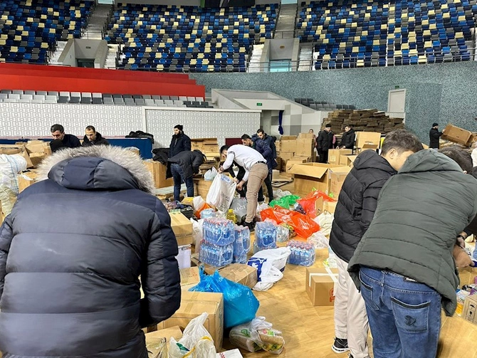 Bakıda Türkiyə üçün yardım edənlərin izdihamı — FOTOLAR