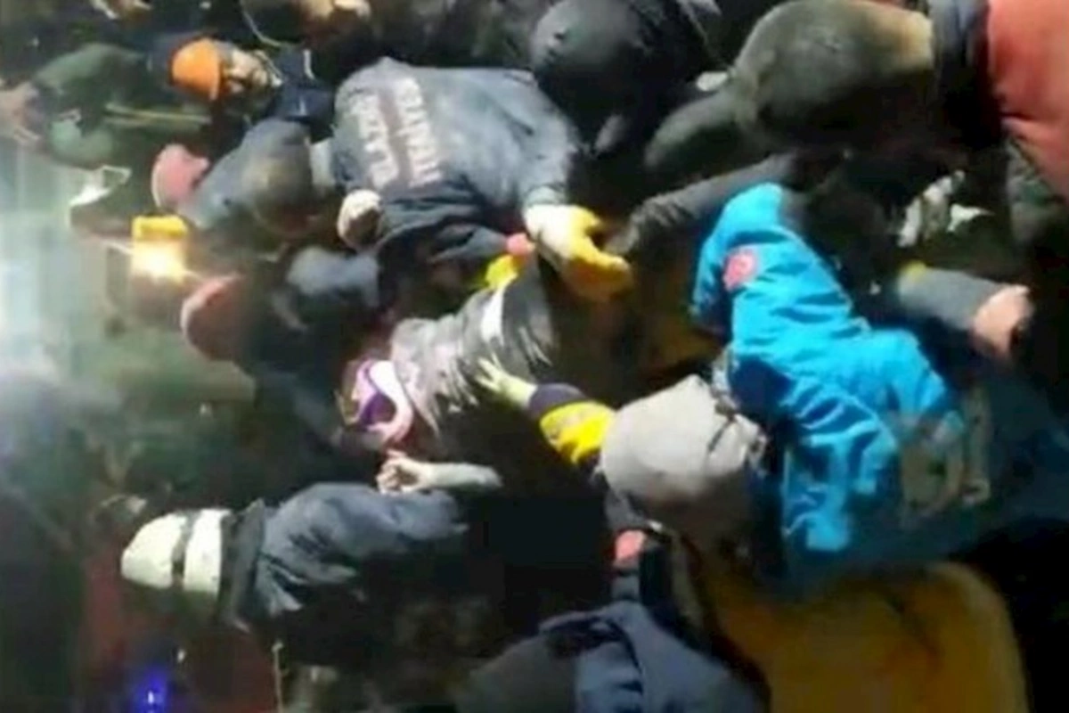 Türkiyədə 12 yaşlı qız 40 saat sonra dağıntılar altından sağ çıxarıldı — VİDEO