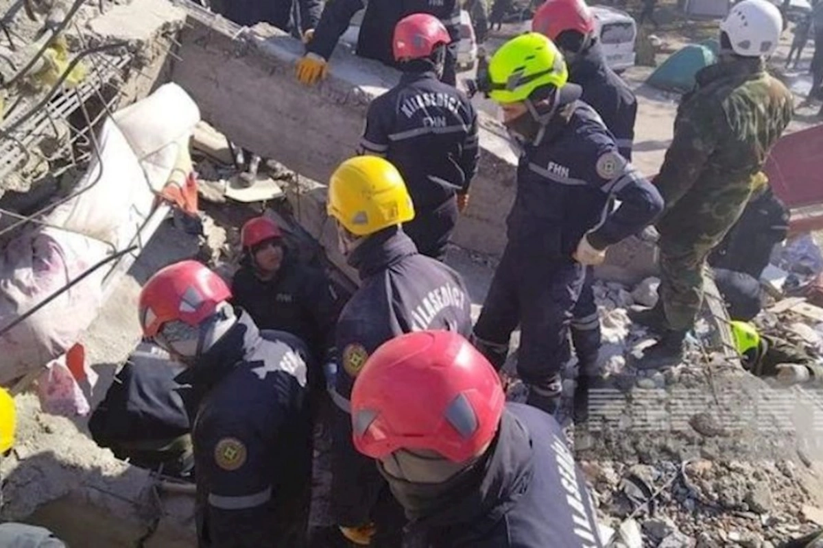 Azərbaycan xilasediciləri Türkiyədə sağ olduğu ehtimal edilən şəxsi dağıntılar altından çıxarmağa çalışırlar