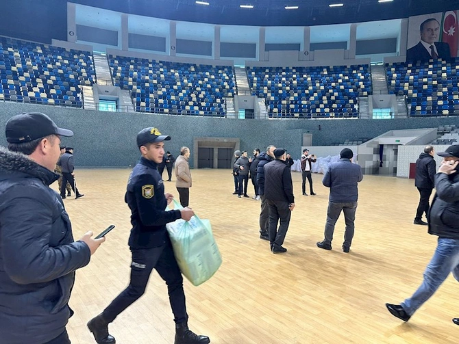 Bakıda Türkiyə üçün yardım edənlərin izdihamı — FOTOLAR