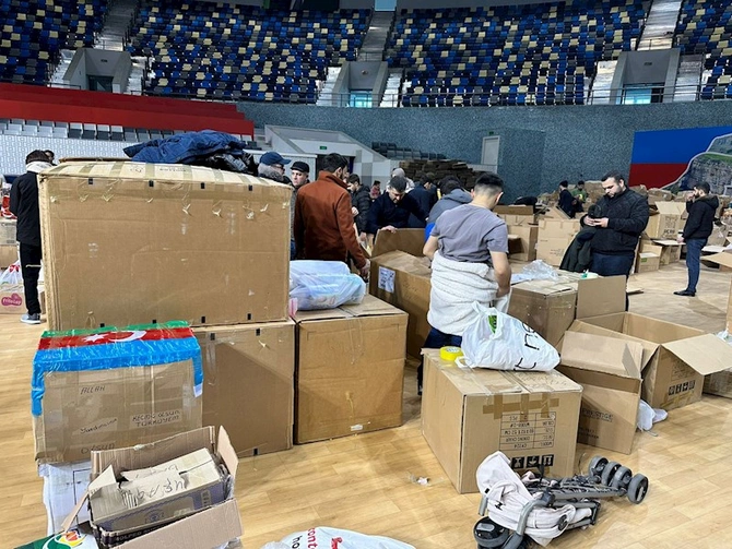 Bakıda Türkiyə üçün yardım edənlərin izdihamı — FOTOLAR
