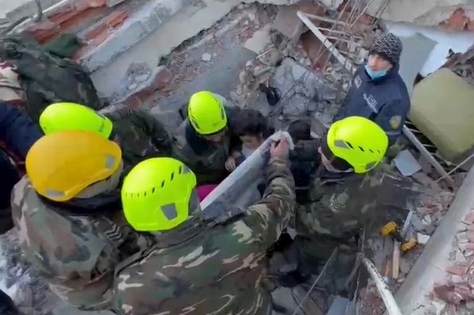 Xilasedicilərimiz 37 nəfəri dağıntılar altında sağ çıxardı — VİDEO/FOTO