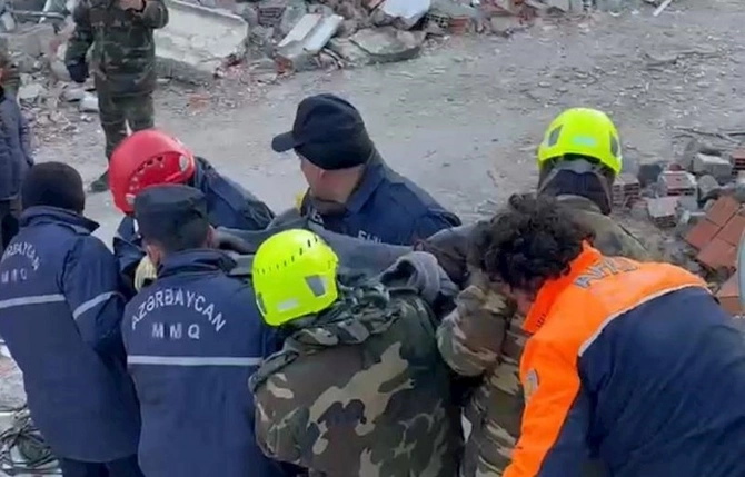 Xilasedicilərimiz 37 nəfəri dağıntılar altında sağ çıxardı — VİDEO/FOTO