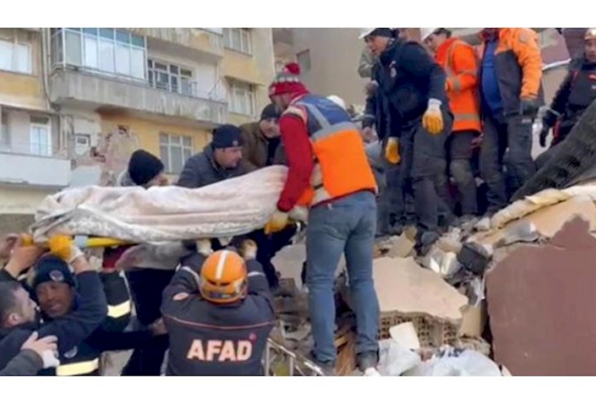 88 yaşlı qadın 62 saat sonra dağıntılar altından sağ çıxarıldı