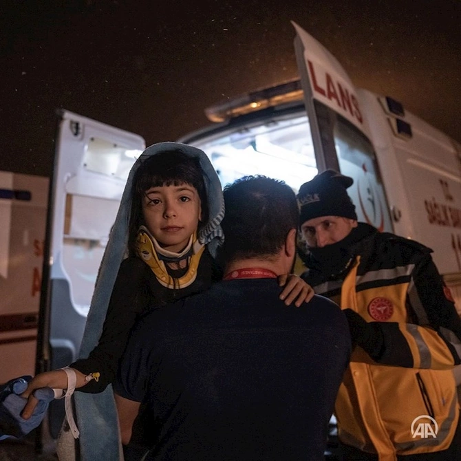 Yaralılar özəl təyyarə ilə Ankaraya aparıldı — FOTO Yaralılar özəl təyyarə ilə Ankaraya aparıldı — FOTO
