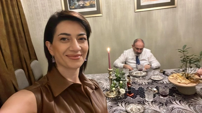 Paşinyan arvadı ilə pivə içərkən — FOTOLAR Paşinyan arvadı ilə pivə içərkən — FOTOLAR