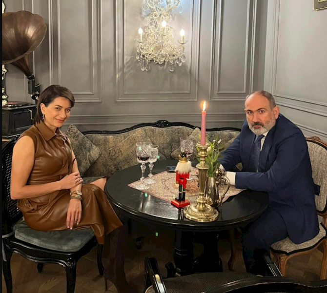 Paşinyan arvadı ilə pivə içərkən — FOTOLAR Paşinyan arvadı ilə pivə içərkən — FOTOLAR
