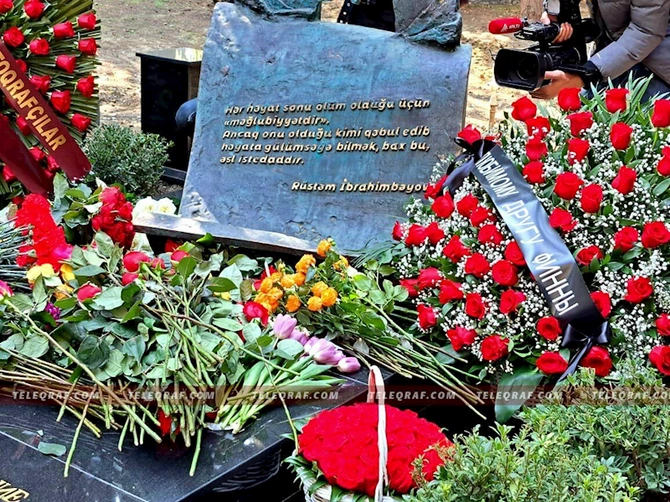 Rüstəm İbrahimbəyovun qəbirüstü abidəsinin açılışı oldu — FOTO