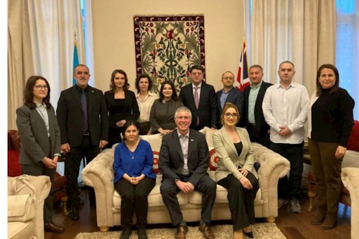 Britaniya səfiri jurnalistlərə evində çay qonaqlığı verdi — FOTO