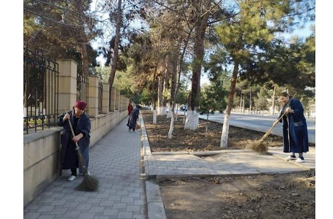 İcra başçısı tibb işçilərinə küçədəki tullantıları təmizlətdirdi — FOTOLAR İcra başçısı tibb işçilərinə küçədəki tullantıları təmizlətdirdi — FOTOLAR