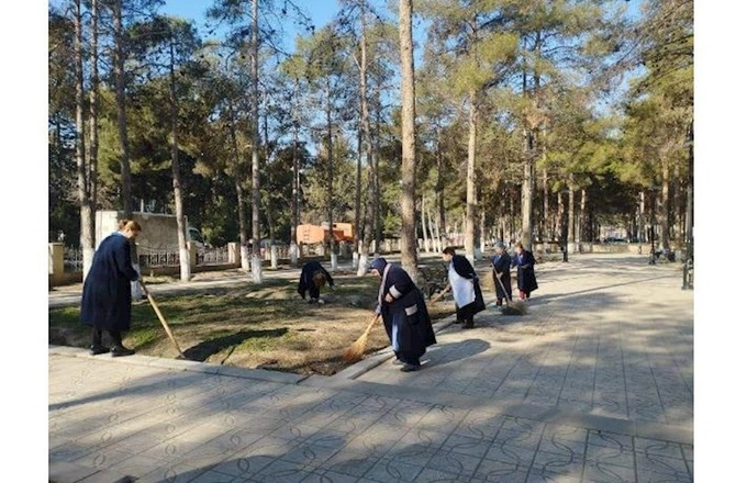 İcra başçısı tibb işçilərinə küçədəki tullantıları təmizlətdirdi — FOTOLAR İcra başçısı tibb işçilərinə küçədəki tullantıları təmizlətdirdi — FOTOLAR