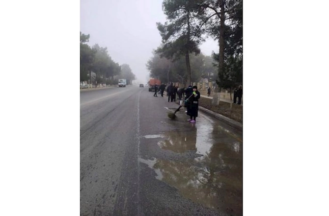 İcra başçısı tibb işçilərinə küçədəki tullantıları təmizlətdirdi — FOTOLAR İcra başçısı tibb işçilərinə küçədəki tullantıları təmizlətdirdi — FOTOLAR