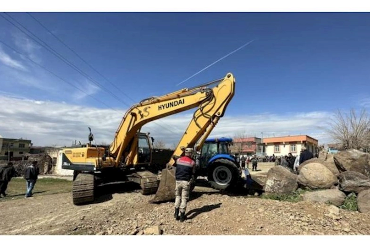 Qaya parçasının altında qalan 11 yaşlı uşaq öldü