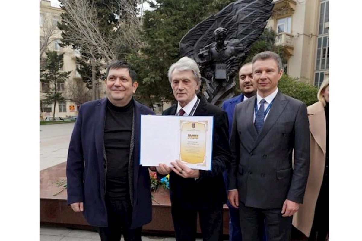 Viktor Yuşşenko Ukraynanın ali mükafatını Əlibala Məhərrəmzadəyə təqdim etdi — FOTO