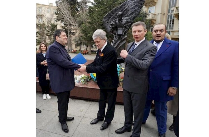 Viktor Yuşşenko Ukraynanın ali mükafatını Əlibala Məhərrəmzadəyə təqdim etdi — FOTO Viktor Yuşşenko Ukraynanın ali mükafatını Əlibala Məhərrəmzadəyə təqdim etdi — FOTO