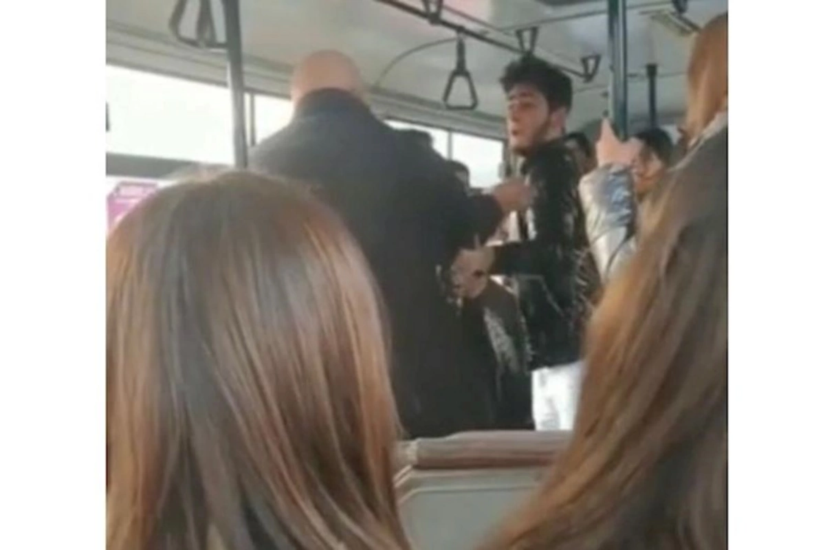Bakıda avtobusda dava görün nə üstündə düşüb —VİDEO