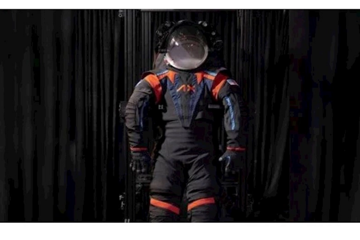NASA yeni kosmik kostyumunu təqdim etdi