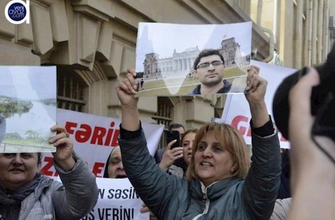 Fəridin yaxınları İran səfirliyi önündə aksiya keçirdi — FOTO