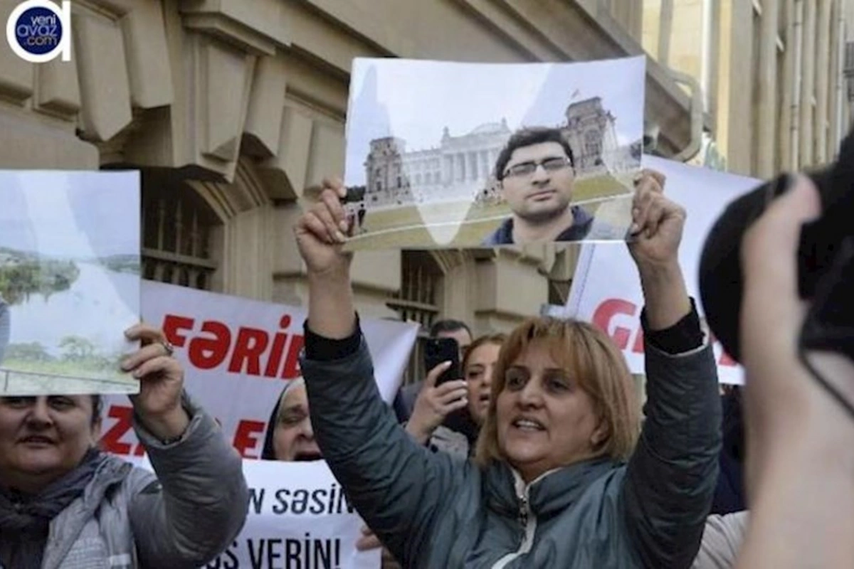 Fəridin yaxınları İran səfirliyi önündə aksiya keçirdi — FOTO