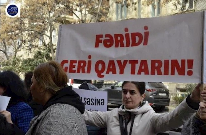 Fəridin yaxınları İran səfirliyi önündə aksiya keçirdi — FOTO