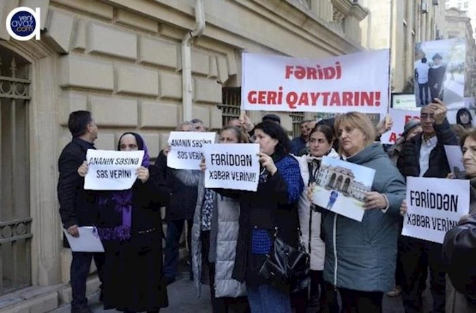 Fəridin yaxınları İran səfirliyi önündə aksiya keçirdi — FOTO