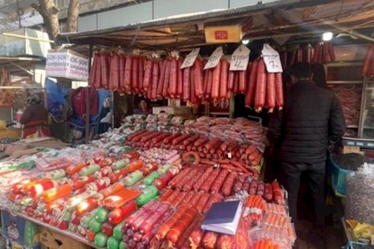 Vasmoyda piştaxtada kolbasa satanlar cərimələndi — FOTO