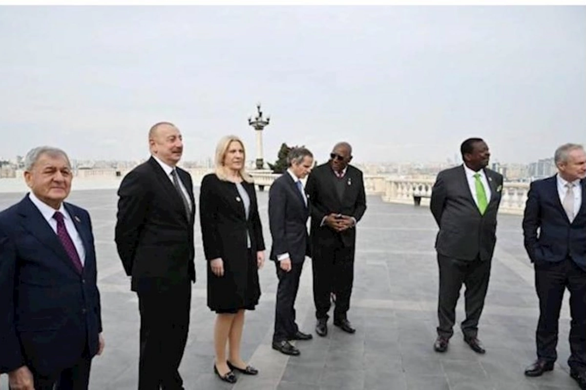 Prezident qonaqlarla Dağüstü parkda — FOTOLAR