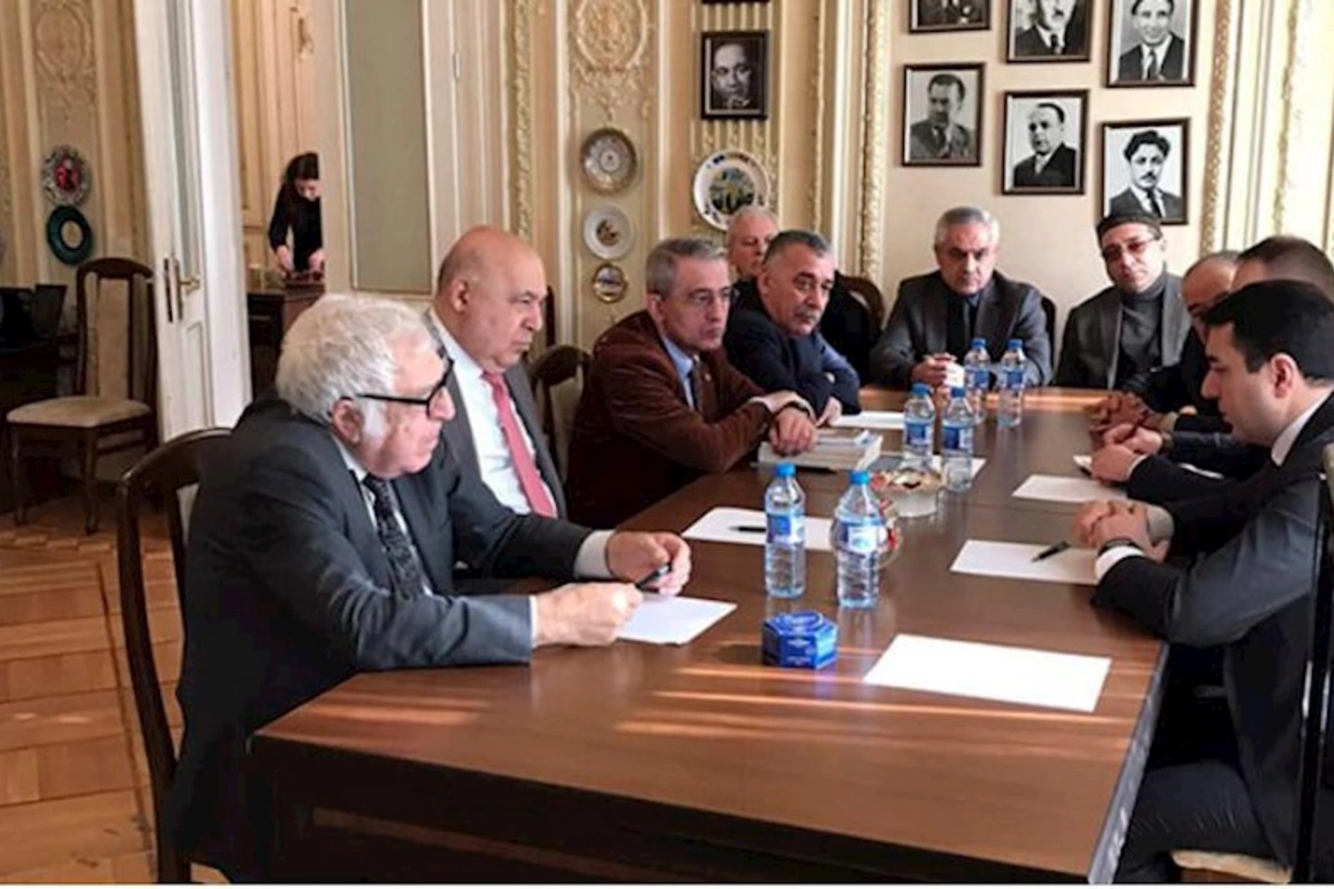Mədəniyyət naziri vəzifəsini icra edən AYB-yə gəldi, yazıçılarla görüşdü