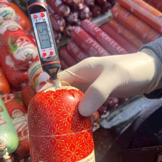 Vasmoyda piştaxtada kolbasa satanlar cərimələndi — FOTO