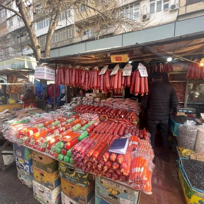 Vasmoyda piştaxtada kolbasa satanlar cərimələndi — FOTO