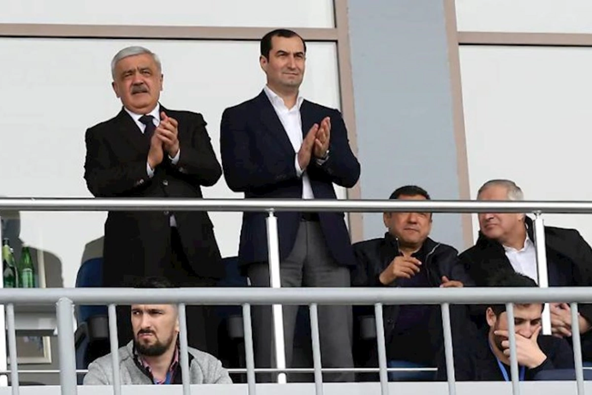 Rövnəq Abdullayev bu komandanın futbolçularına pul verdi