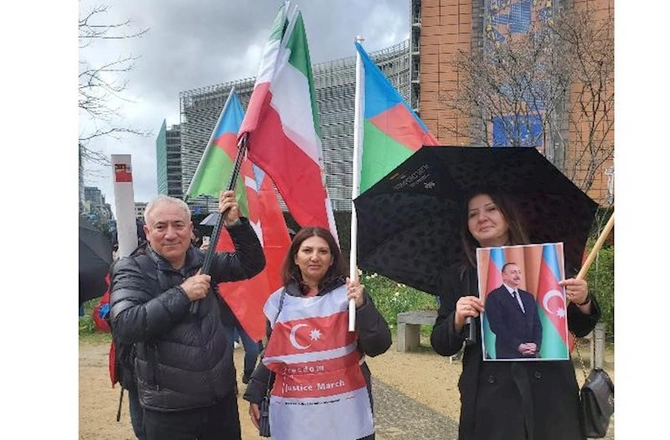 Brüsseldə azərbaycanlılar İranla bağlı bəyanat qəbul etdilər — FOTOLAR Brüsseldə azərbaycanlılar İranla bağlı bəyanat qəbul etdilər — FOTOLAR