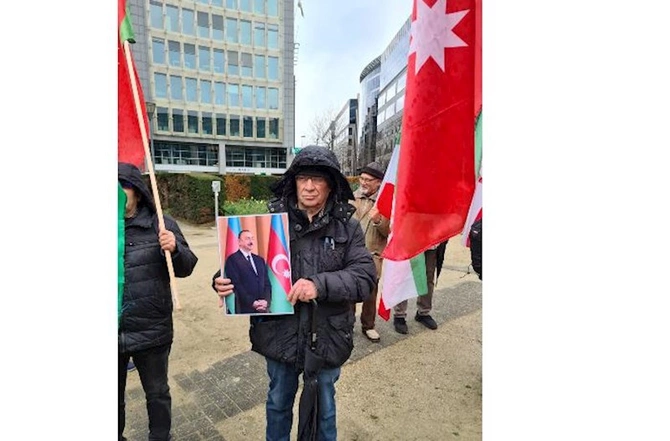 Brüsseldə azərbaycanlılar İranla bağlı bəyanat qəbul etdilər — FOTOLAR Brüsseldə azərbaycanlılar İranla bağlı bəyanat qəbul etdilər — FOTOLAR