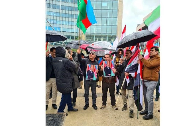 Brüsseldə azərbaycanlılar İranla bağlı bəyanat qəbul etdilər — FOTOLAR Brüsseldə azərbaycanlılar İranla bağlı bəyanat qəbul etdilər — FOTOLAR
