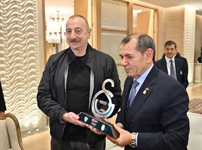 “Qalatasaray” futbol klubunun rəhbəri Prezident İlham Əliyevə xatirə hədiyyələri tədqim edib — FOTOLAR “Qalatasaray” futbol klubunun rəhbəri Prezident İlham Əliyevə xatirə hədiyyələri tədqim edib — FOTOLAR