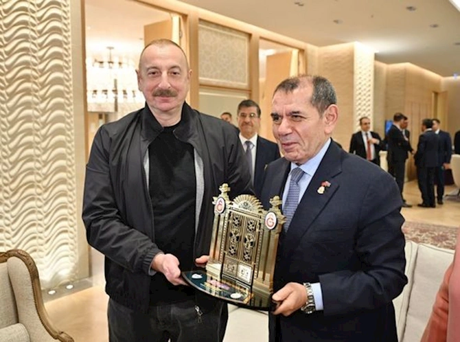 “Qalatasaray” futbol klubunun rəhbəri Prezident İlham Əliyevə xatirə hədiyyələri tədqim edib — FOTOLAR “Qalatasaray” futbol klubunun rəhbəri Prezident İlham Əliyevə xatirə hədiyyələri tədqim edib — FOTOLAR