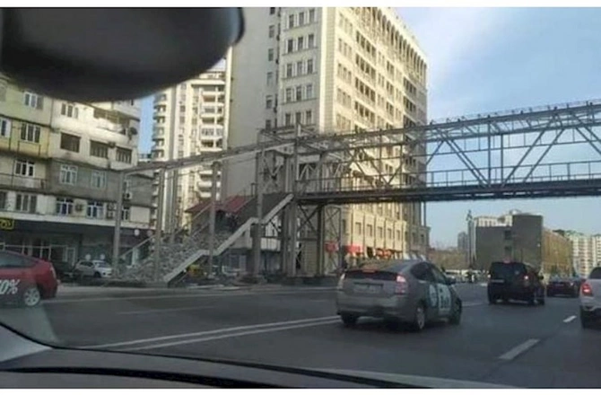 Bakıda qanunsuz olaraq tikilən piyada keçidi sökülür — FOTO/VİDEO Bakıda qanunsuz olaraq tikilən piyada keçidi sökülür — FOTO/VİDEO