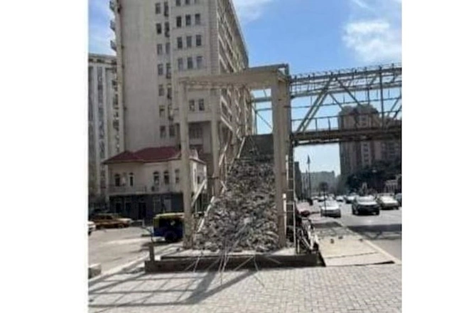 Bakıda qanunsuz olaraq tikilən piyada keçidi sökülür — FOTO/VİDEO Bakıda qanunsuz olaraq tikilən piyada keçidi sökülür — FOTO/VİDEO