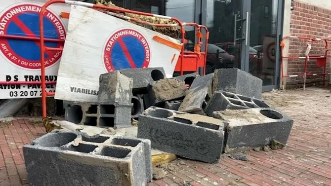 Deputatın evinin qapısına 1 metrlik divar çəkdilər — FOTO Deputatın evinin qapısına 1 metrlik divar çəkdilər — FOTO