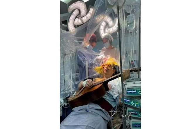 Beyin əməliyyatı zamanı 4 saat gitara ifa etdi — FOTO