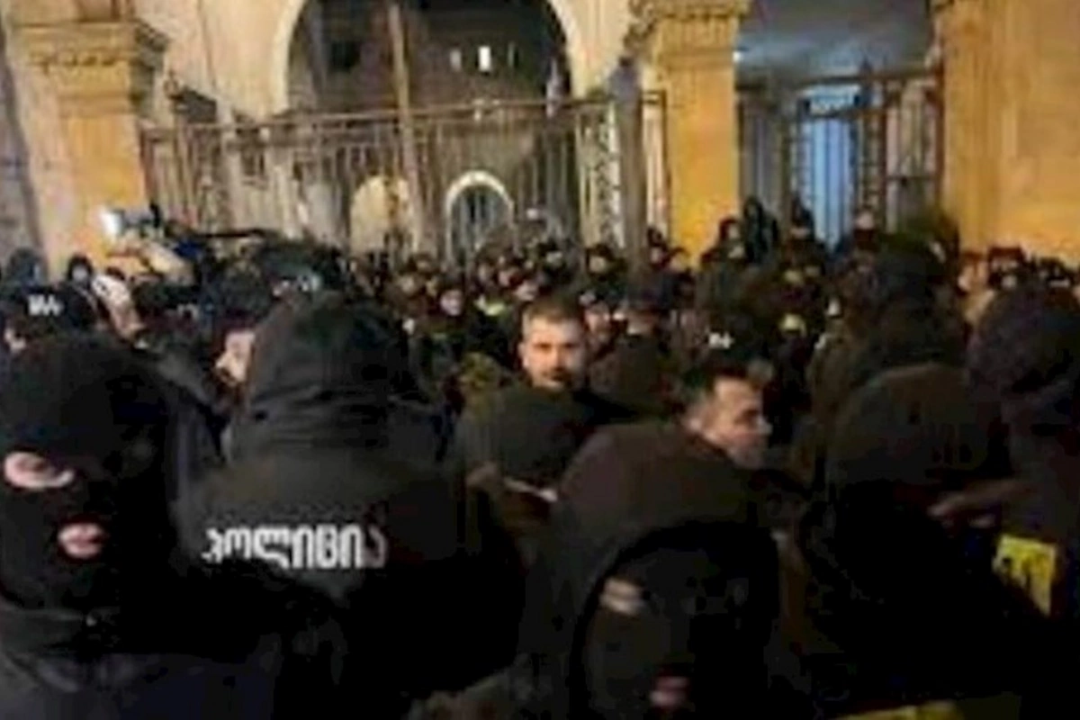 Gürcüstanda polislə etirazçılar arasında toqquşma oldu