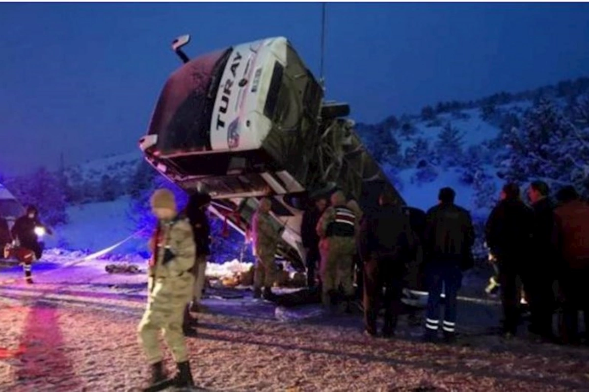 Ərzincanda avtobus aşdı — Ölənlər var