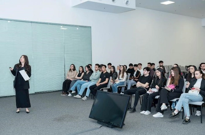 “MEDİAlab” layihəsi çərçivəsində ali təhsil müəssisələrinin tələbələri üçün infosessiya keçirilib — FOTOLAR