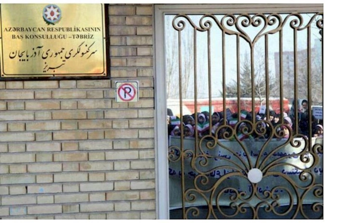 Molla rejimi Təbrizdə Azərbaycanın konsulluğu qarşısında etiraz aksiyası təşkil etdi — FOTO